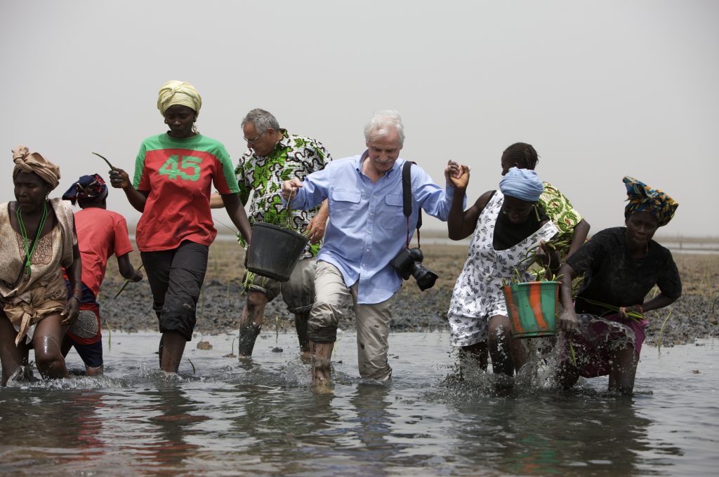 Yann Arthus Bertrand en Afrique avec une chemise Swann